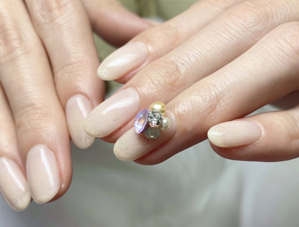 ポイントビジューネイル