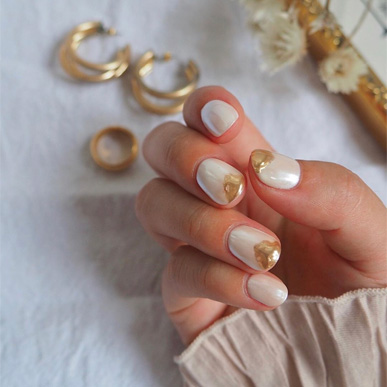アクセサリーのようなゴールドネイル
